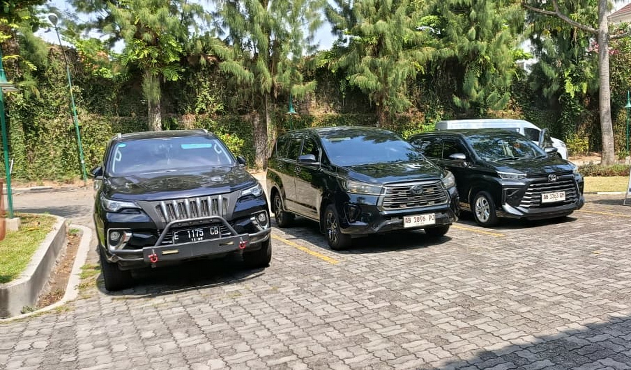 Rental Mobil Jogja vs Transportasi Online: Mana Lebih Worth It? (2026)