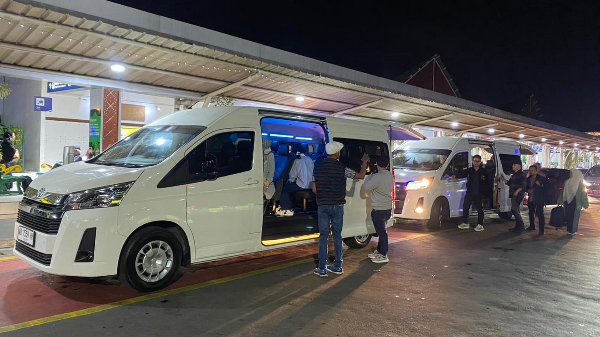 Sewa Mobil dengan Sopir Jogja vs Transportasi Umum: Mana Lebih Hemat, Nyaman & Efisien untuk Liburan?