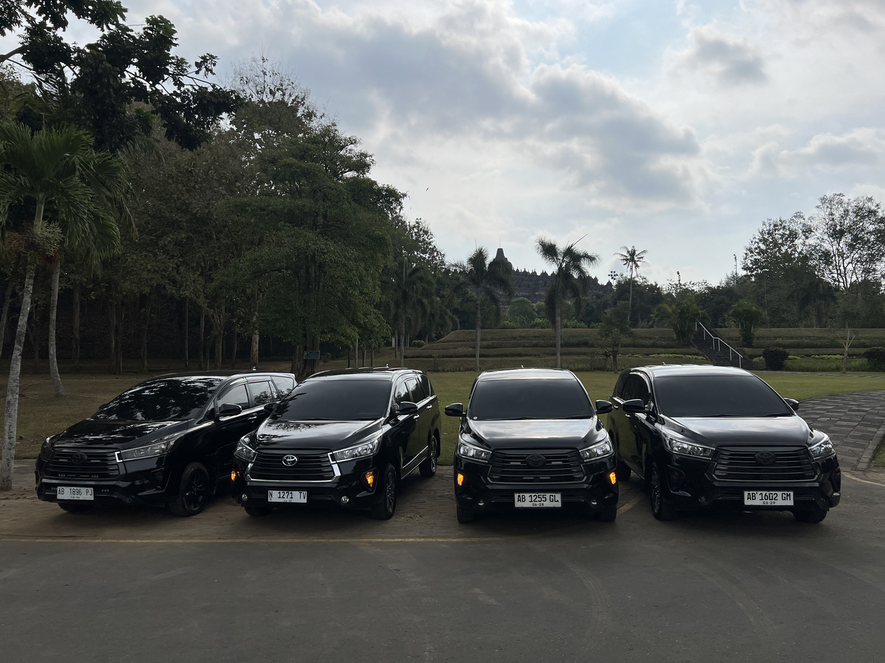 Sewa Mobil Jogja Murah vs Premium: Mana Lebih Worth It? (Panduan 2026)